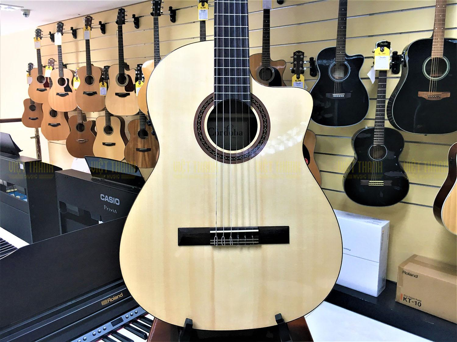 Đàn guitar classic Cordoba C5CE SP thiết kế dáng khuyết