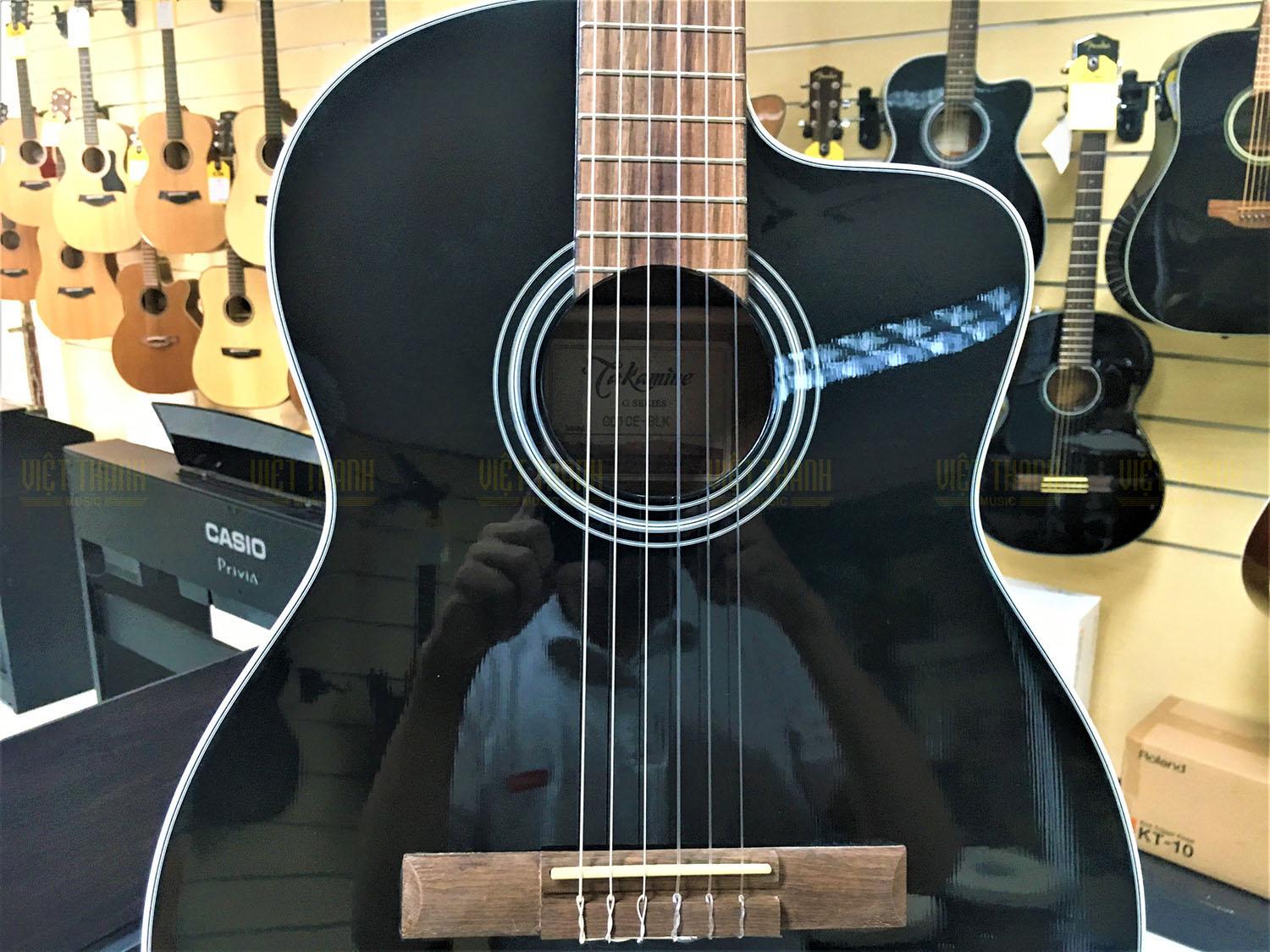 Đàn guitar Takamine GC1CE BLK mặt trước chất liệu gỗ vẫn sam nguyên miếng