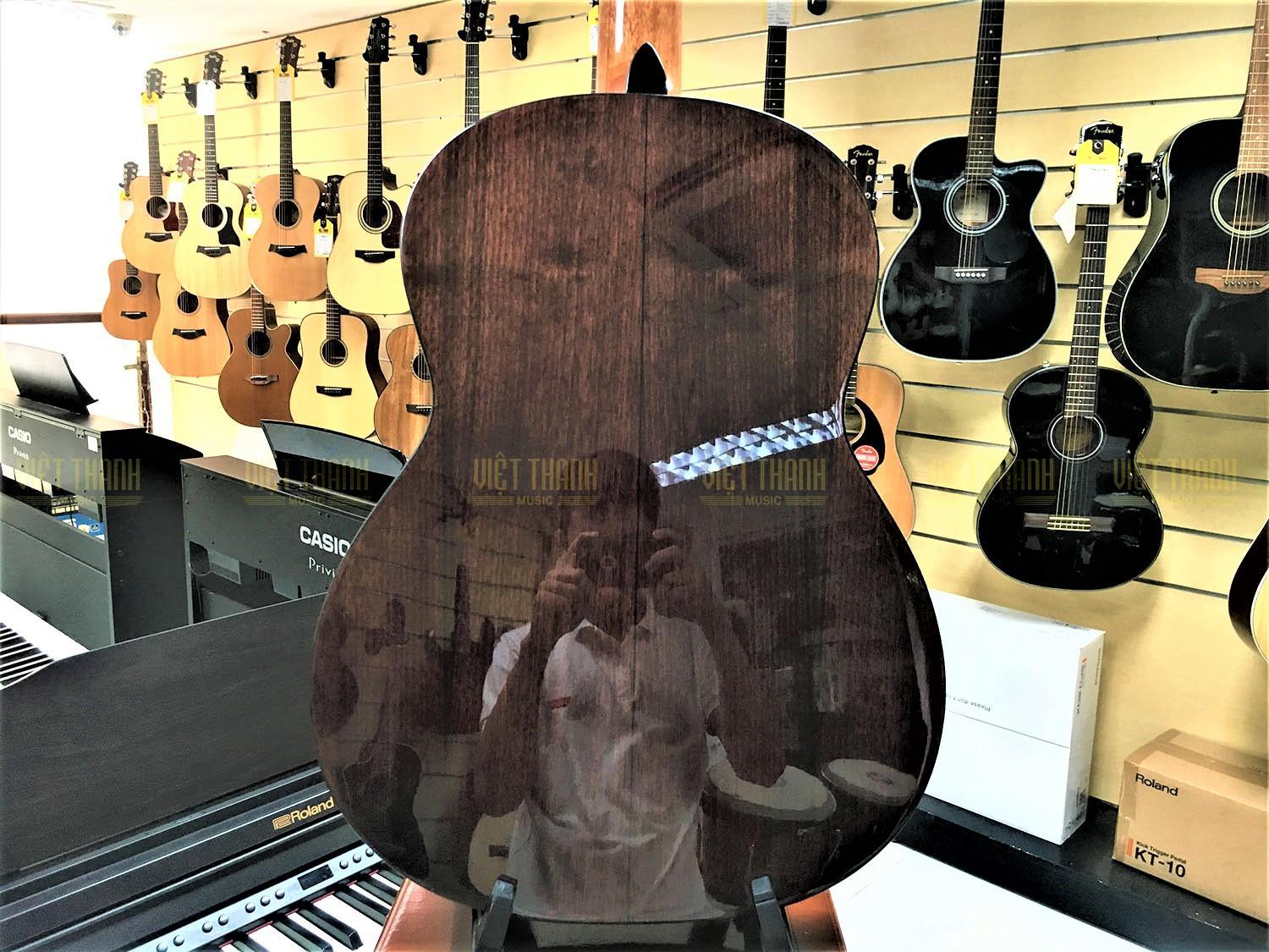 Đàn guitar Takamine GC5 NAT mặt sau và hông chất liệu gỗ hồng mộc