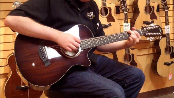 Chơi đàn guitar thùng